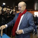 Alain Juppe vota hoy en las primarias de la derecha francesa.