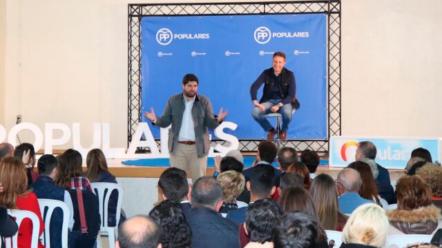 El presidente del PP, Fernando López Miras, en un acto en Lorca junto al candidato a la alcaldía de la población, Fulgencio Gil. LA RAZÓN