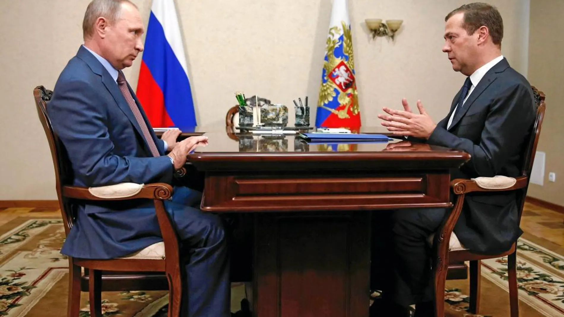 Vladimir Putin conversa con Dmitri Medvédev