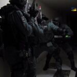 Imagen de varios agentes durante la operación que ha servido para desarticular la organización criminal