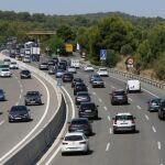 Vista de la autopista AP-7 a su paso por Roda de Berà con mas densidad de tránsito en sentido sur en estos días de vacaciones de verano