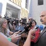 Miguel Bernal, abogado defensor del conductor del autobús siniestrado atiende a los medios de comunicación antes de entrar en el Juzgado de Instrucción número 2 de Ávila para participar en el juicio