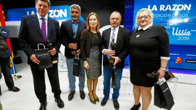 Juan Carlos Quer, Juan José Cortés, Ana Pastor, Antonio del Castillo y María del Mar Bermúdez posan con sus respectivos galardones / LA RAZÓN
