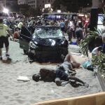 Personas heridas permanecen en el suelo en el lugar en que un conductor produjo un atropello masivo en Río de Janeiro (Brasil)