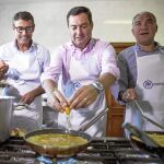 Moreno, en el centro, junto a Bendodo, a la derecha y Fernando Fernández