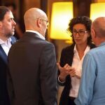 El vicepresidente del Govern, Oriol Junqueras (i), conversa con los diputados de Junts pel Sí, Marta Rovira (2d), Lluís Llach (d) y el conseller de Asuntos Exteriores, Raül Romeva (2i) en los pasillos del Parlament.