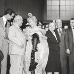 Kruschev y su mujer con Frank Sinatra, Maurice Chevalier y Shirley McLaine, en la visita al rodaje de «Can Can». Después definiría la película de «pornografía»