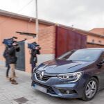 El coche que traslada a la menor sale del Juzgado de Aranda después de su declaración