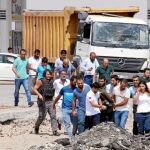 Nuevos ataques. Varios turcos ayudan a los heridos tras una explosión cerca de una comisaría de Policía en la ciudad de Diyarbakir, al suroeste del país. En el atentado fallecieron dos agentes de policía y un civil, lo que aumenta la preocupación entre la población ante los múltiples ataques que vive Turquía