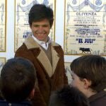 El Juli charla con varios niños en el patio de caballos del coso de Olivenza