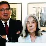 La viuda de Jorge Luis Borges, María Kodama, posa durante la inauguración de la exposición, junto a Antonio Pulido, presidente de la Fundación Cajasol
