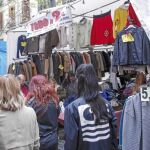 Los tenderos de El Rastro denuncian que las prendas que se ofrecen en algunos puestos «alegales» no cumplen con la normativa sanitaria