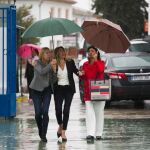 La presidenta de la Junta, Susana Díaz, al resguardo del temporal/Foto: Efe