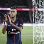 Neymar saluda a los aficionados tras el partido disputado el pasado fin de semana