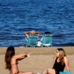 Varias personas disfrutan en la playa de la Malvarrosa del buen tiempo / Foto: Efe