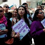 Varias mujeres en La Paz (Bolivia) en el Día Internacional de la Mujer celebrado este 8 de marzo / Reuters