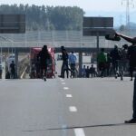 Decenas de inmigrantes trataban de acceder al puerto