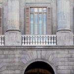 Imagen del lazo amarillo colocado por Colau en el Ayuntamiento de Barcelona.