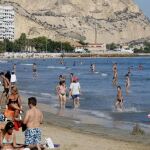 La gente disfrutó de las playas de la Comunitat durante el puente de Todos los Santos debido a las altas temperaturas