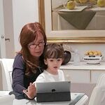 La ex presidenta Cristina Fernández de Kirchner no pudo ir a votar y siguió los resultados con su nieto, ayer