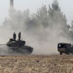 Un tanque turco patrulla cerca de la frontera de Turquía con Siria durante una operación contra el llamado Estado Islámico en Siria
