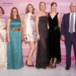 El equipo de Prisma antes de la entrega de los galardones: de izquierda a derecha, Nuria Sancho, Pilar Civis, Verónica Lourido, Laura Moreno, Laura Falcó Lara, María Acedo, Javier Sáez y Mercedes Aliaga