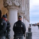 Varios policías vigilan delante del Palacio Doge donde se exhibe la muestra "Tesoros de los mogoles y los maharajás' en Venecia
