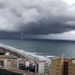 La tormenta sobre el litoral de la provincia de Valencia ha dejado una "espectacular"tromba marina, visible desde Sueca, El Perelló y Cullera.