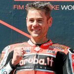 Bautista sonríe en el podio del circuito de Phillip Island / Efe