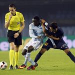 El delantero danés del Celta de Vigo Pione Sisto (c) pugna por un balón con Juande