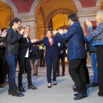 Varios diputados y consellers del Govern arropan a la presidenta del Parlament, Carme Forcadell.
