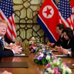Trump y Kim, durante su breve encuentro en la cumbre de Vietnam, en Hanói