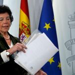 La portavoz del Gobierno, Isabel Celaá, poco antes de la rueda de prensa posterior al Consejo de Ministros, hoy en el Palacio de La Moncloa. / EFE/Javier Lizón