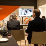 La candidata de Ciudadanos a la presidencia de la Generalitat Inés Arrimadas , y el presidente de la formación Albert Rivera, siguen el escrutinio de las elecciones del 21D en un hotel de Barcelona