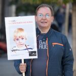 Concentración de padres con sus hijos secuestrados en otros países delante del Congreso. Foto: Luis Díaz