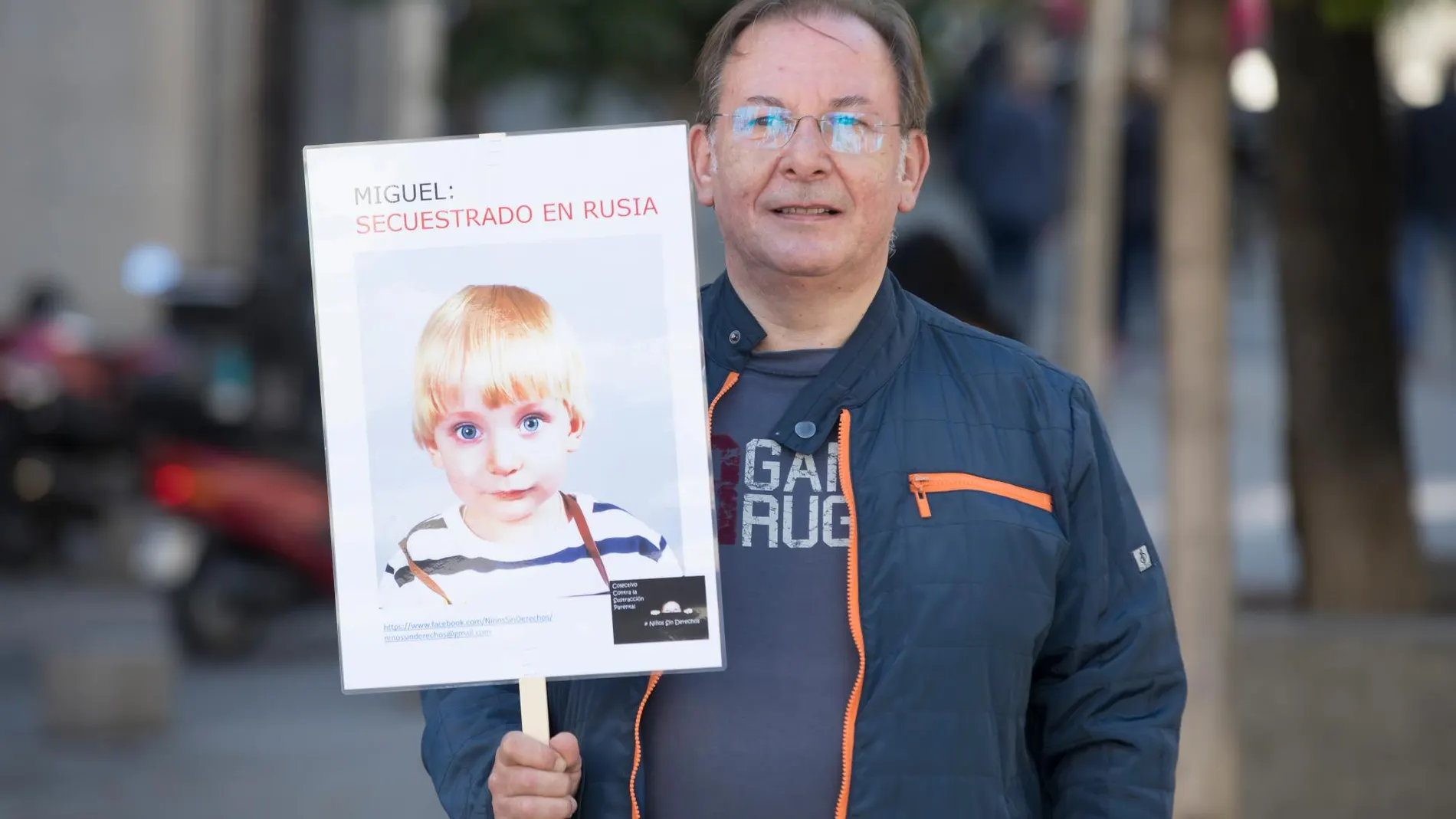Concentración de padres con sus hijos secuestrados en otros países delante del Congreso. Foto: Luis Díaz