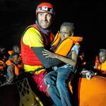 Niños, bebés y mujeres embarazadas se encuentran entre los pasajeros del barco humanitario