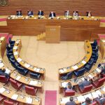Los diputados en el Hemiciclo ayer durante el Pleno de Les Corts