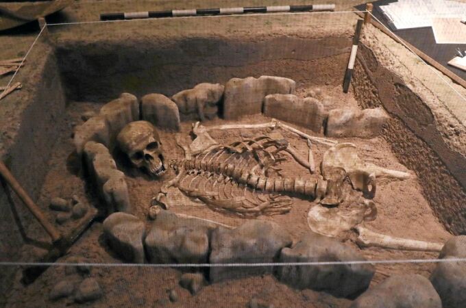 Enterramiento recreado en «El poder del pasado» para analizar la evolución de la arqueología