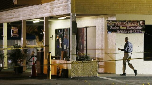 Un investigador en el lugar del tiroteo, el Club Blu en Fort Myers