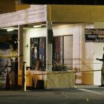 Un investigador en el lugar del tiroteo, el Club Blu en Fort Myers