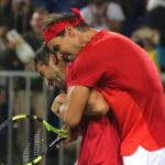 Rafael Nadal abraza a Marc López por su victoria ante los argentinos Juan Martín Del Potro y Máximo Gónzalez