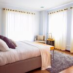 La decoración no debe ser sobrecargada y deberemos tratar de tener el dormitorio organizado cuando nos vayamos a dormir.