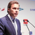 El presidente de El Corte Inglés, Dimas Gimeno, en un evento de turismo junto a Sáenz de Santamaría