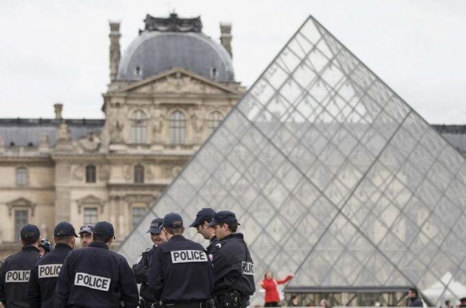 Cómo un acertijo matemático olvidado podría haber salvado al Louvre de los ladrones: la teoría de un checo Cómo un acertijo matemático olvidado podría haber salvado al Louvre de los ladrones: la teoría de un checo