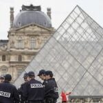 Cómo un acertijo matemático olvidado podría haber salvado al Louvre de los ladrones: la teoría de un checo