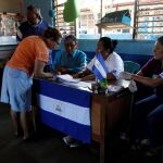 Un mujer vota en un colegio electoral de Managua