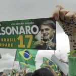 Una seguidora del candidato ultraconservador, favorito en las encuestas, en un mitin en Río de Janeiro