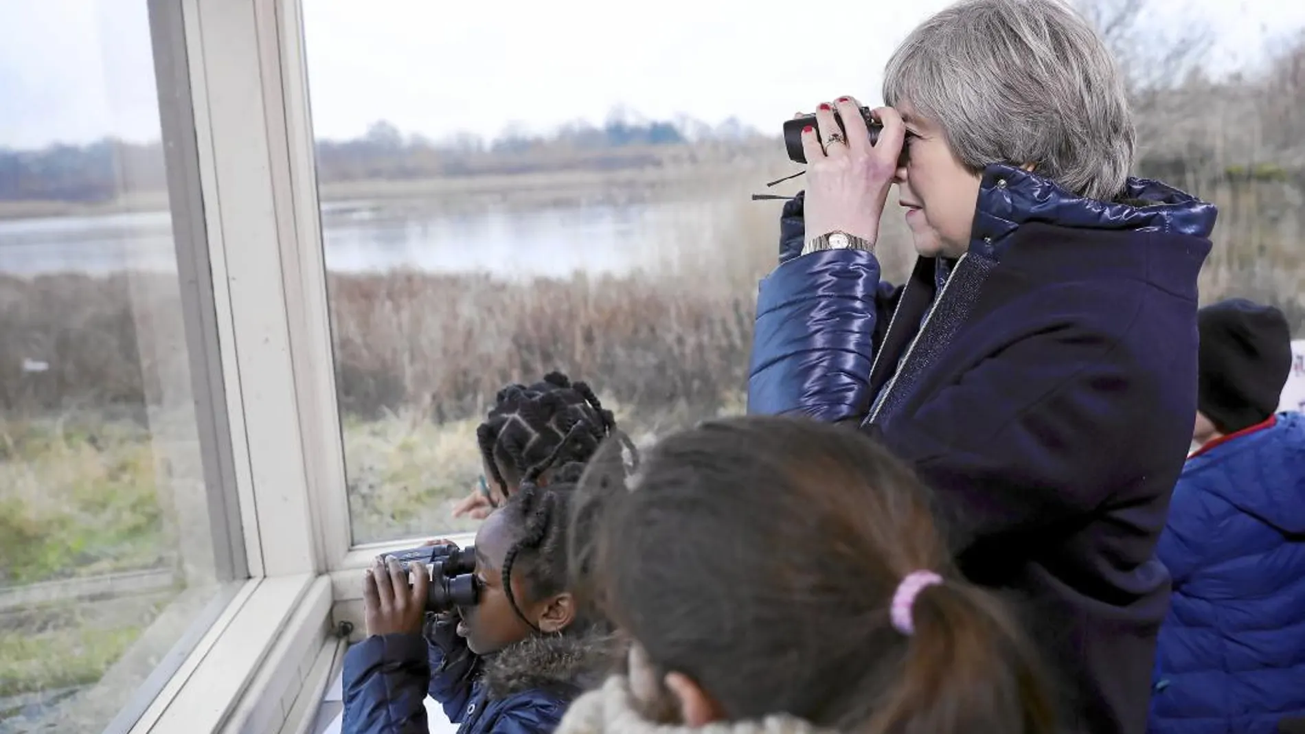 Theresa May, en la imagen durante una visita ayer a un colegio infantil, teme que Bruselas no ceda a ninguna de sus peticiones
