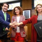 La consejera de Familia e Igualdad de Oportunidades, Alicia García, junto al consejero de Fomento y Medio Ambiente, Juan Carlos Suárez-Quiñones, y la alcaldesa de Ponferrada, Gloria Fernández Merayo, durante la firma del convenio